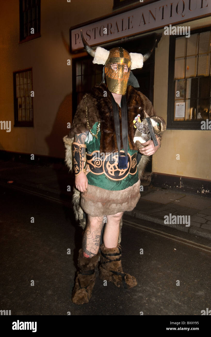 L'homme en costume Viking pour Lewes Bonfire Night Banque D'Images