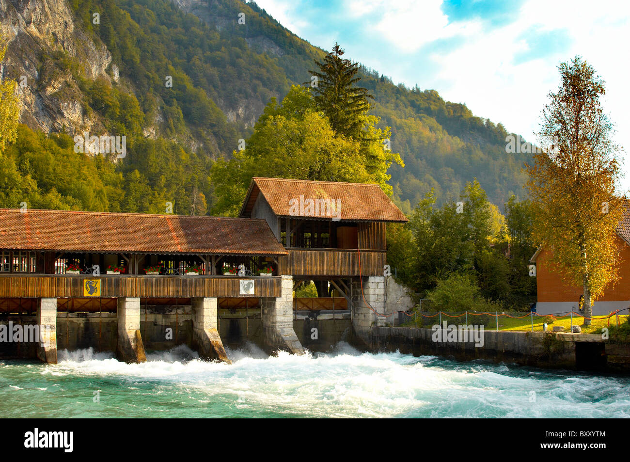 Alpes Bernoises Interlaken - Suisse en bois et de la rivière wier Banque D'Images