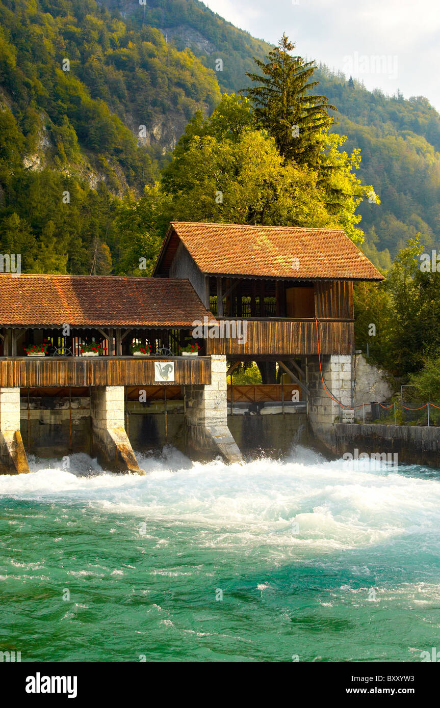 Alpes Bernoises Interlaken - Suisse en bois et de la rivière wier Banque D'Images