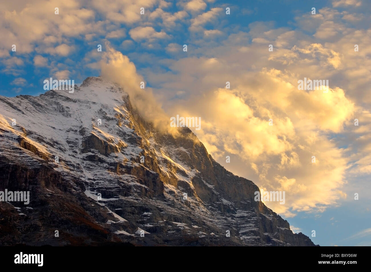 La face nord de l'Eiger au coucher du soleil avec les nuages - Grinderalwd - Alpes Suisse Banque D'Images