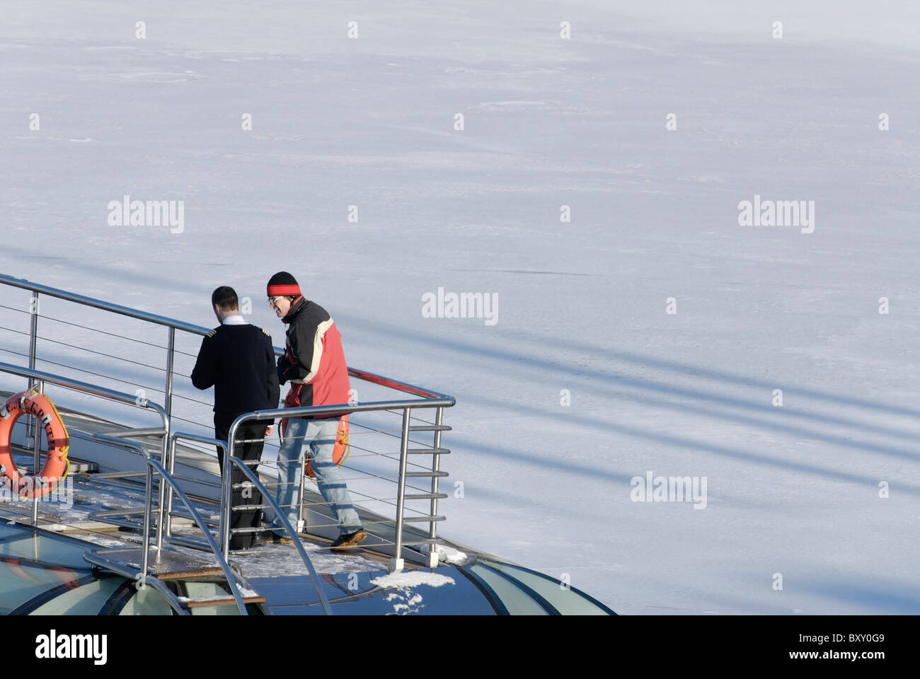 Deux personnes sur le pont supérieur de la croisière qui lancement flottant sur les glaces de la rivière de Moscou Banque D'Images