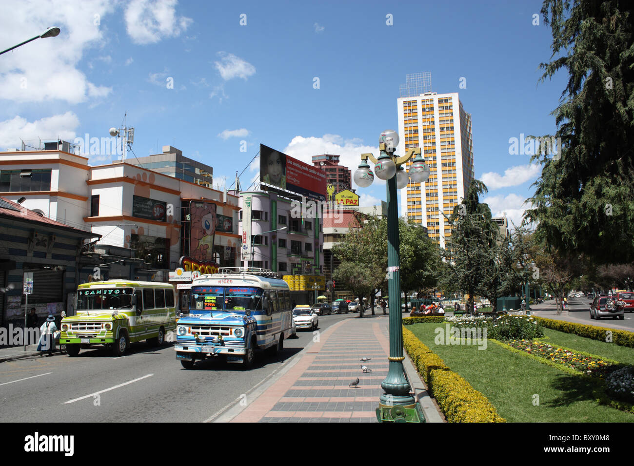 Vieux Bus à La Paz avec bâtiments Art Déco Banque D'Images