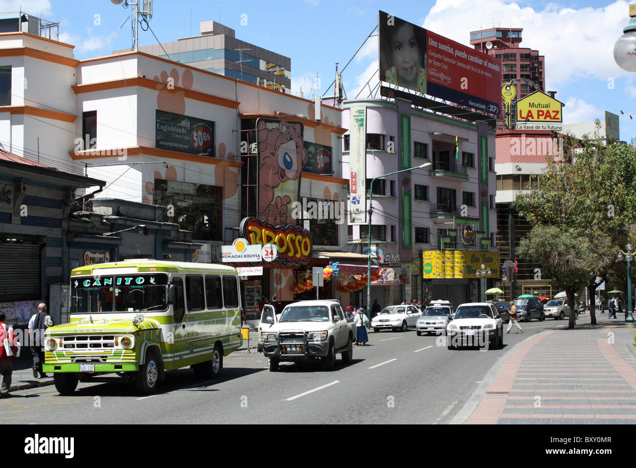 Vieux Bus à La Paz avec bâtiments Art Déco Banque D'Images
