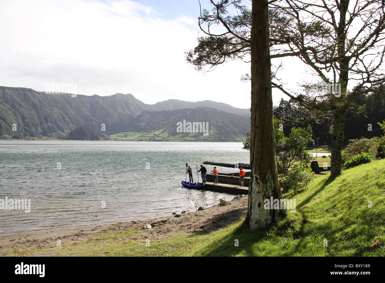 Lac des 7 villes, Açores, est un lac, de deux consisti écologiquement-différent petit lacs reliés par un passage étroit. Banque D'Images