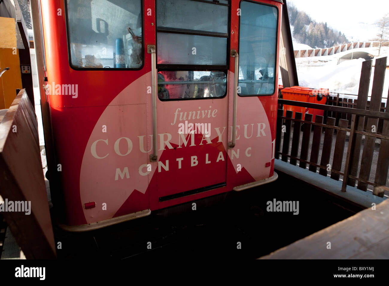 Téléphérique de Courmayeur en rouge, Monte Bianco, Italie Banque D'Images