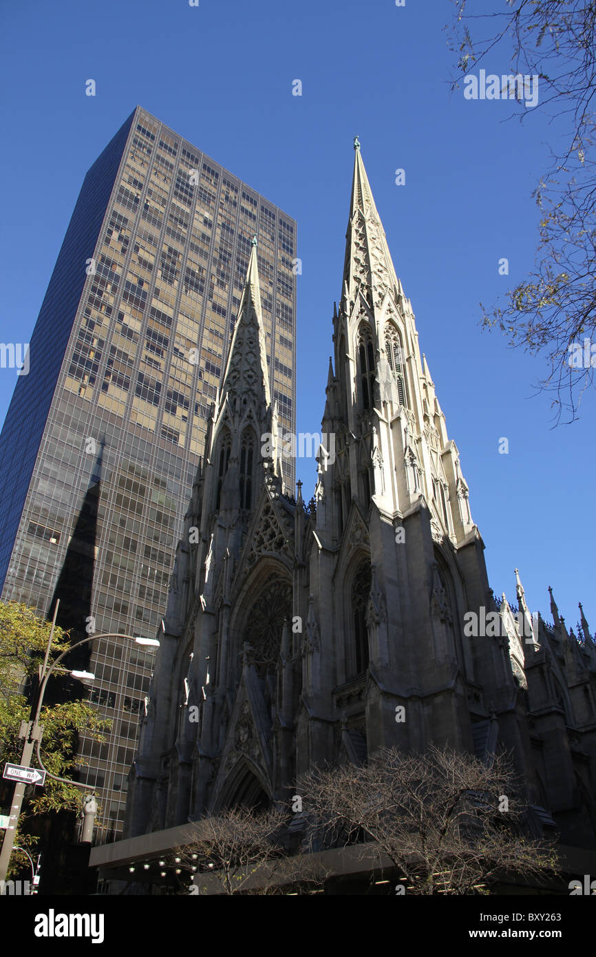 La Cathédrale Saint Patrick, décorées d'un style néo-gothique-cathédrale de l'église catholique romaine à Manhattan, New York, situé sur la 5e Avenue. Banque D'Images