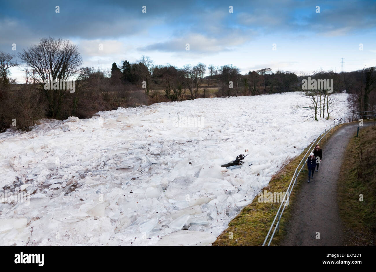 Ayr rivière gelés et la glace ne se transforment en plaques et s'empilent les uns contre les autres. River Ayr, Ayr, Ayrshire, Scotland Banque D'Images