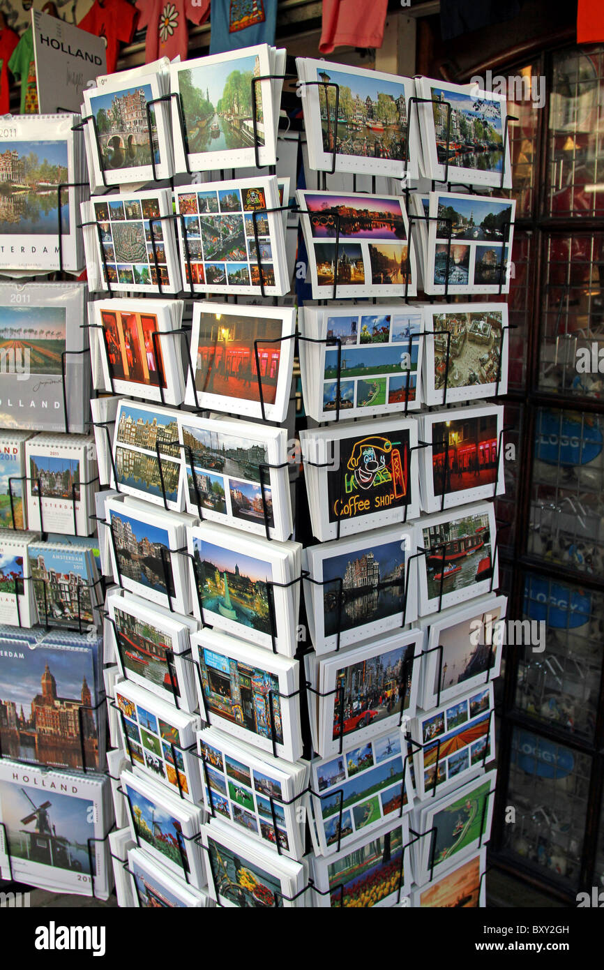 Cartes postales pour les touristes à vendre à Amsterdam, Holland Banque D'Images