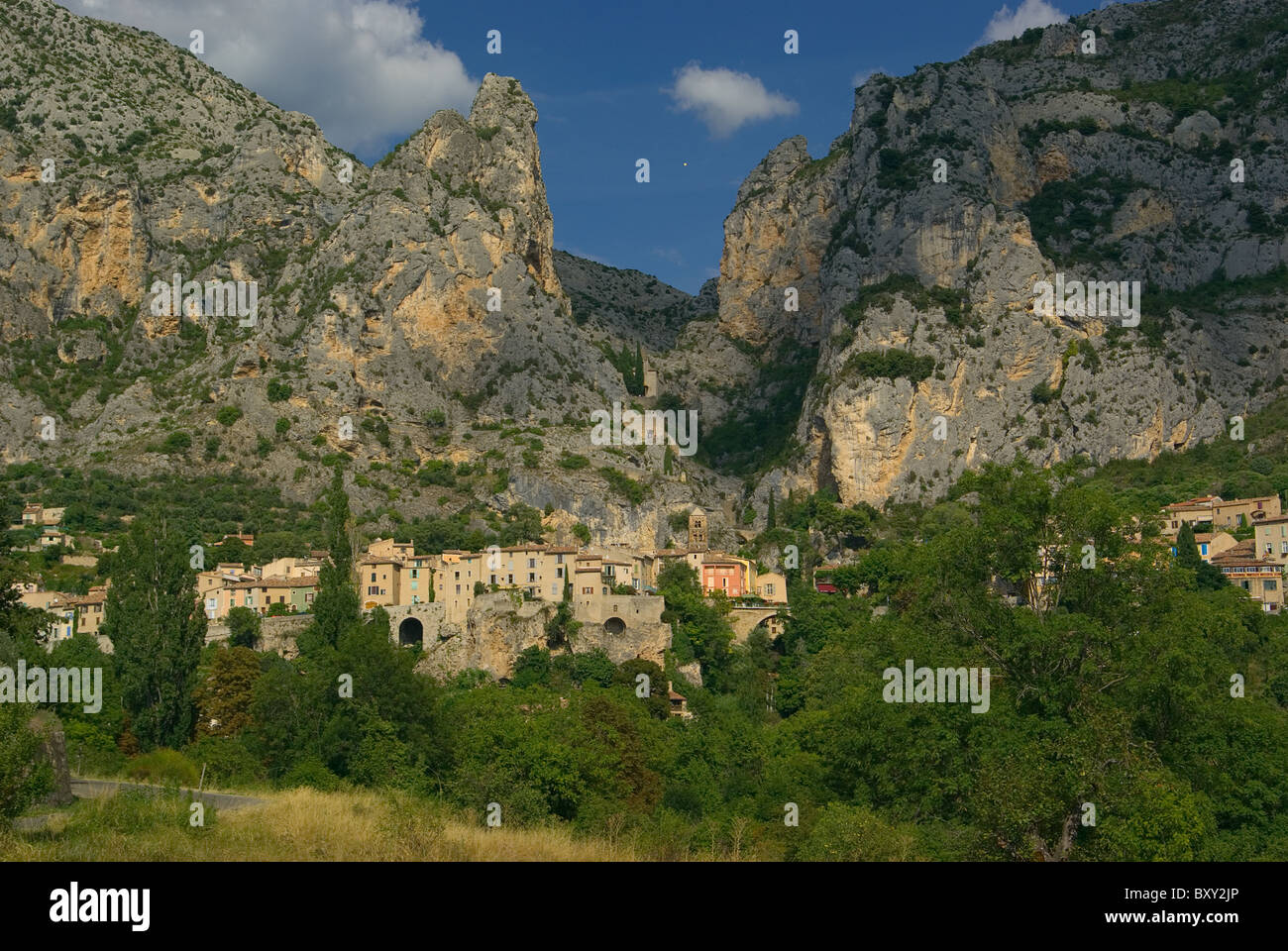 Moustiers-Sainte-Marie suis Grand Canyon du Verdon Banque D'Images