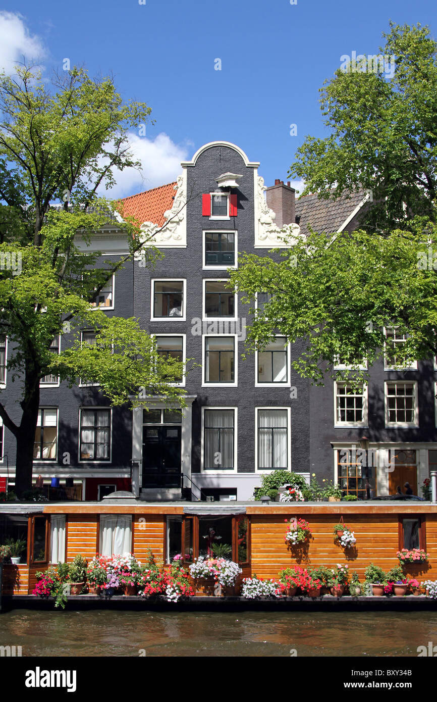 Maison traditionnel néerlandais et house boat sur Prinsengracht à Amsterdam, Hollande Banque D'Images