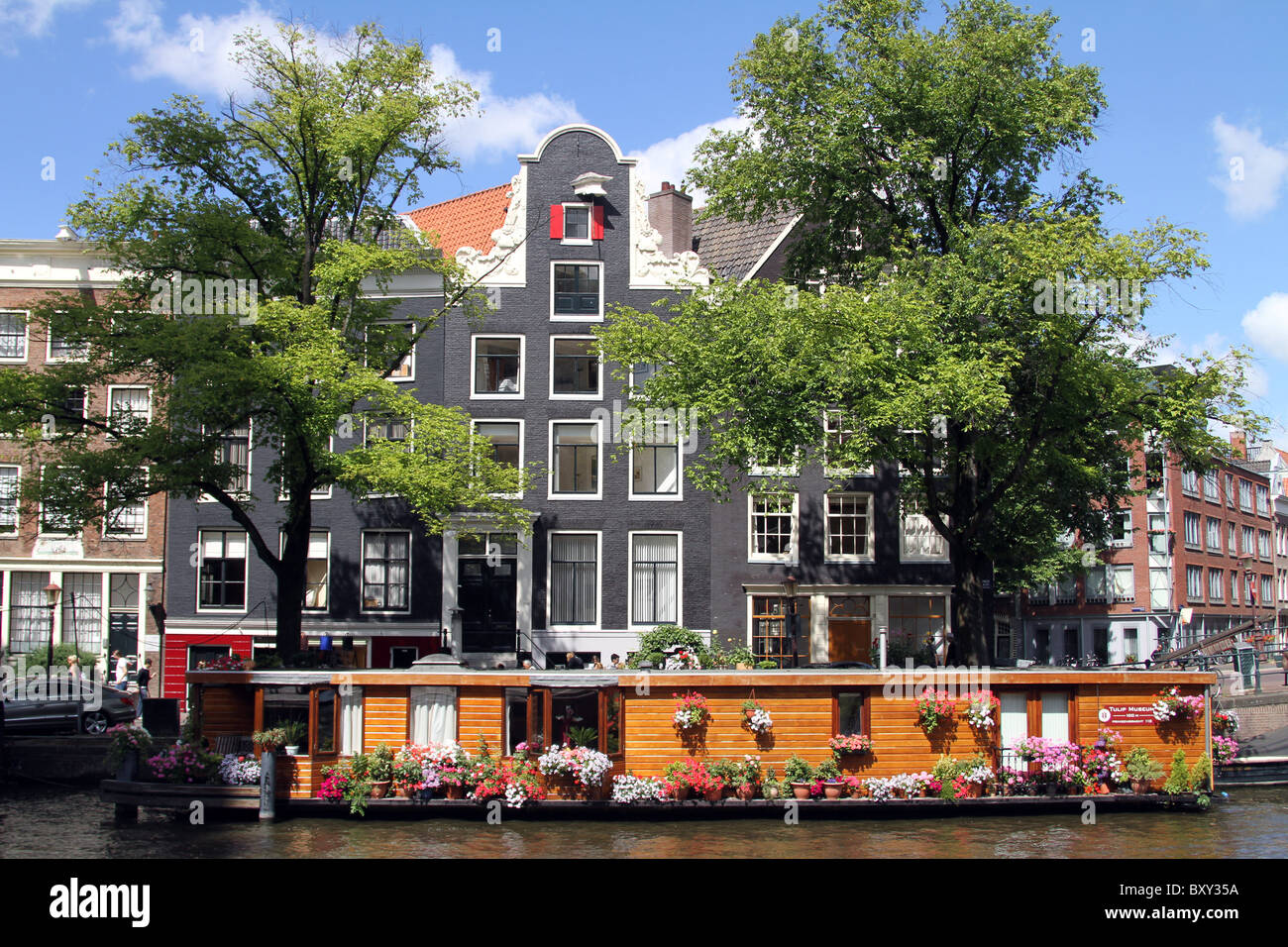 Maison traditionnel néerlandais et house boat sur Prinsengracht à Amsterdam, Hollande Banque D'Images