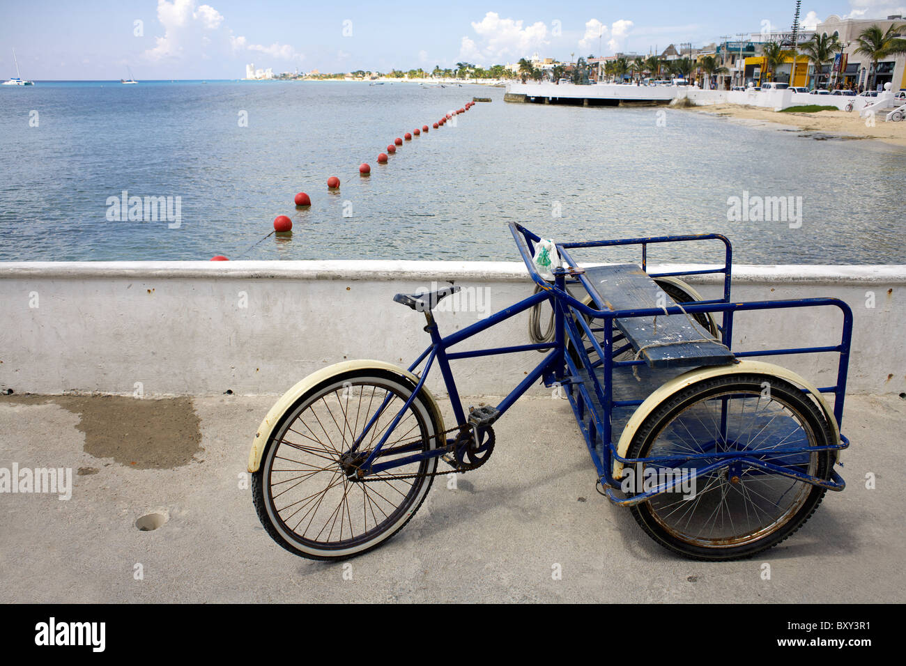 Porter's tricycle garé sur la jetée, l'île de Cozumel, Quintana Roo, Yucatán, Mexique, Yucatan, Mexique, porter s Banque D'Images