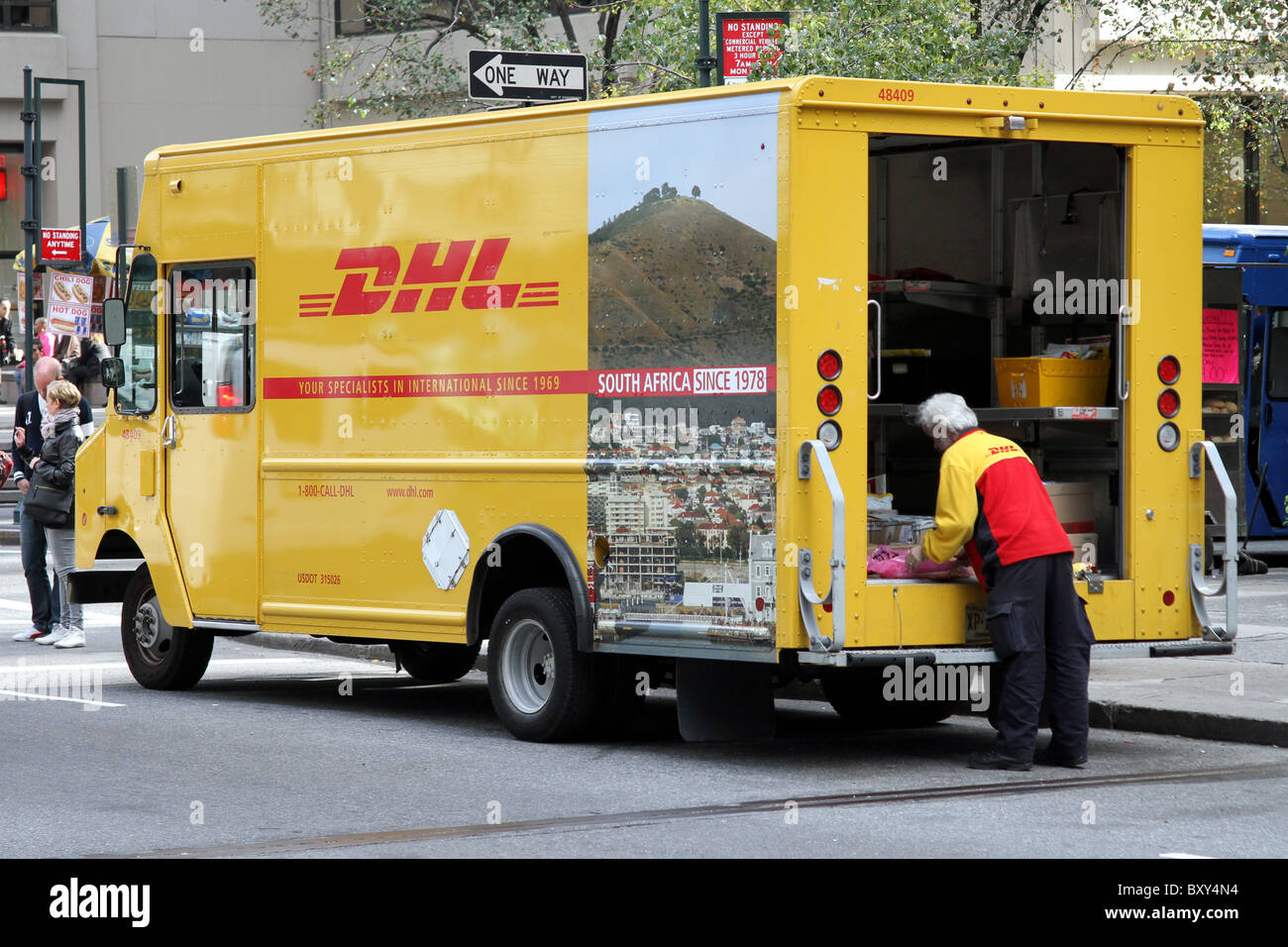 Camion de livraison de courrier DHL à New York, l'Amérique Banque D'Images