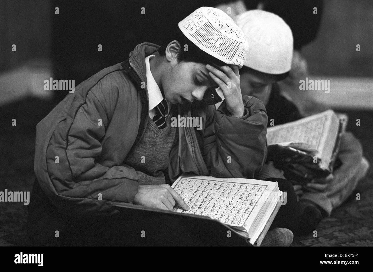 Les garçons musulmans d'origine pakistanaise qui étudient le Coran dans une école religieuse à Bradford Banque D'Images