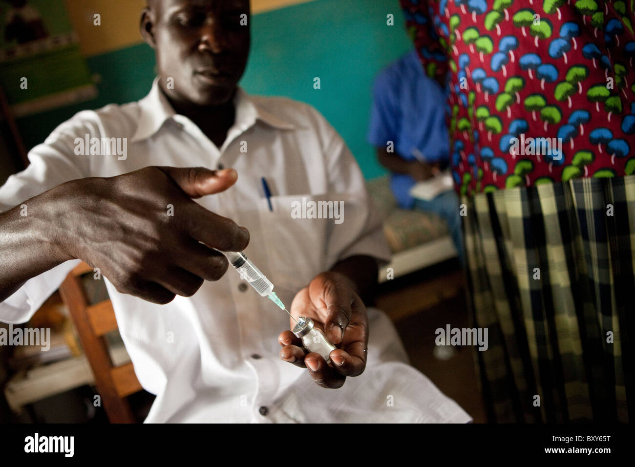 Un clinicien prépare une injection à Amuria Health Centre IV - Amuria, District de l'Ouganda, l'Afrique de l'Est. Banque D'Images