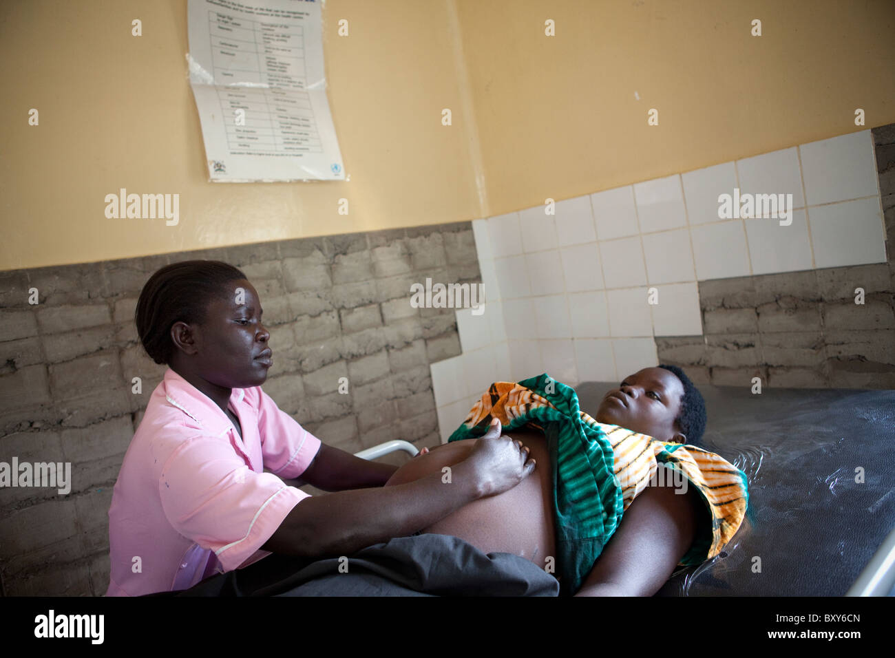 Une infirmière donne un examen de la mère au centre de santé, de l'Ouganda Amuria, Afrique de l'Est. Banque D'Images