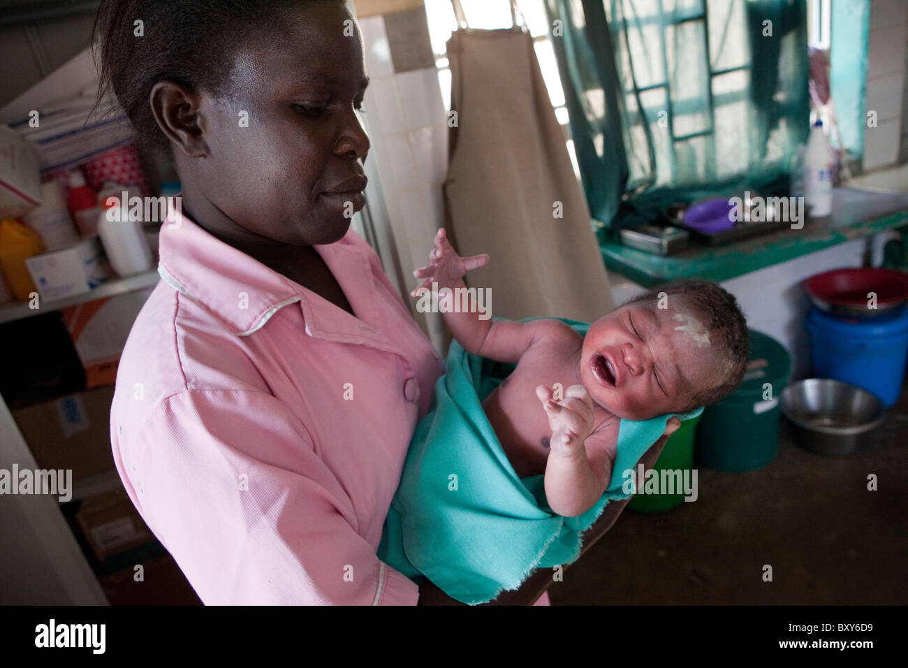 Une infirmière est titulaire d'un nouveau-né à l'Amuria Health Centre, Nord de l'Ouganda, l'Afrique de l'Est. Banque D'Images