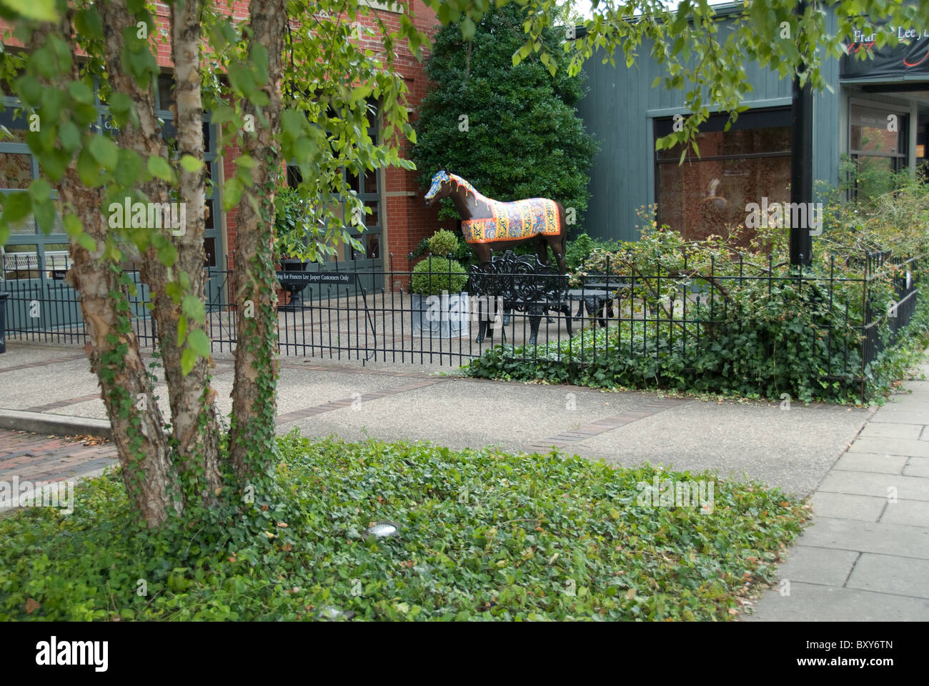 Frances Lee Jasper ; tapis orientaux ; Statue de cheval ; Louisville Kentucky USA Banque D'Images