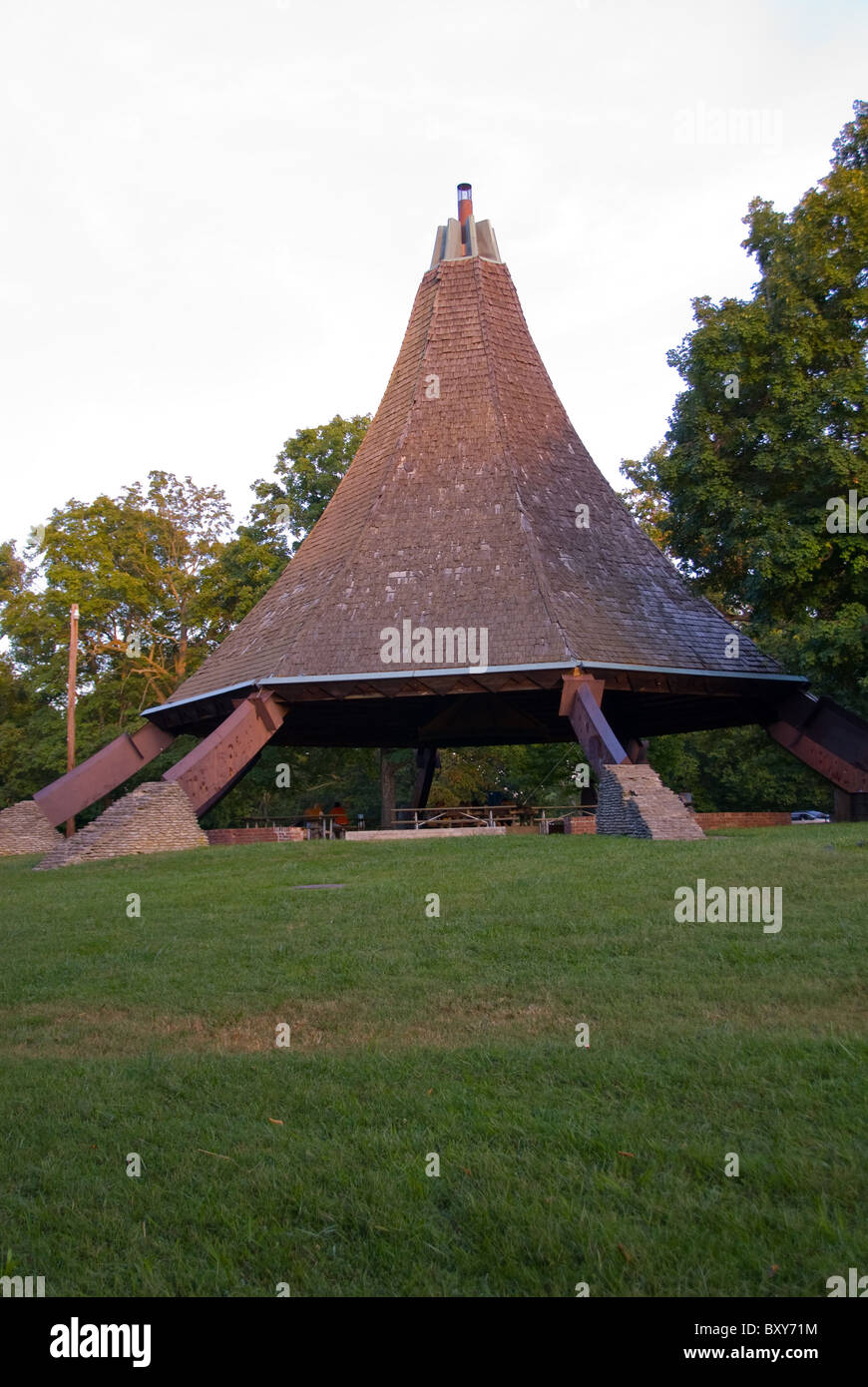 Style pagode Structure ; Pique-nique ; Cherokee Park Louisville Kentucky USA Banque D'Images