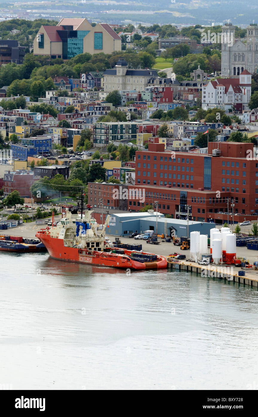 Le port de St John's Terre-Neuve avec la ville, descendant jusqu'à l'eau Banque D'Images