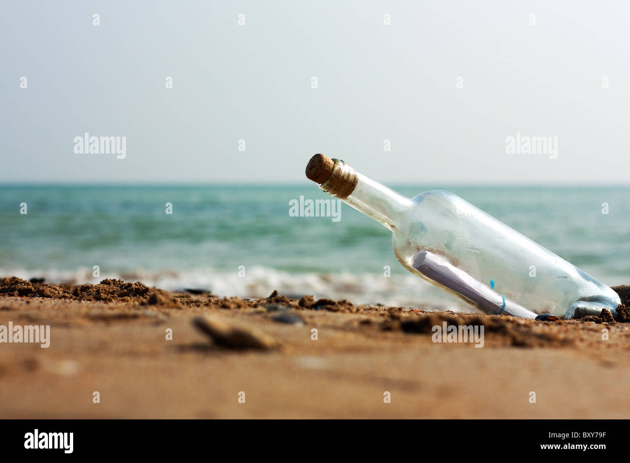 Une lettre dans une bouteille sur la rive,chassé par l'océan ou sur la mer Banque D'Images