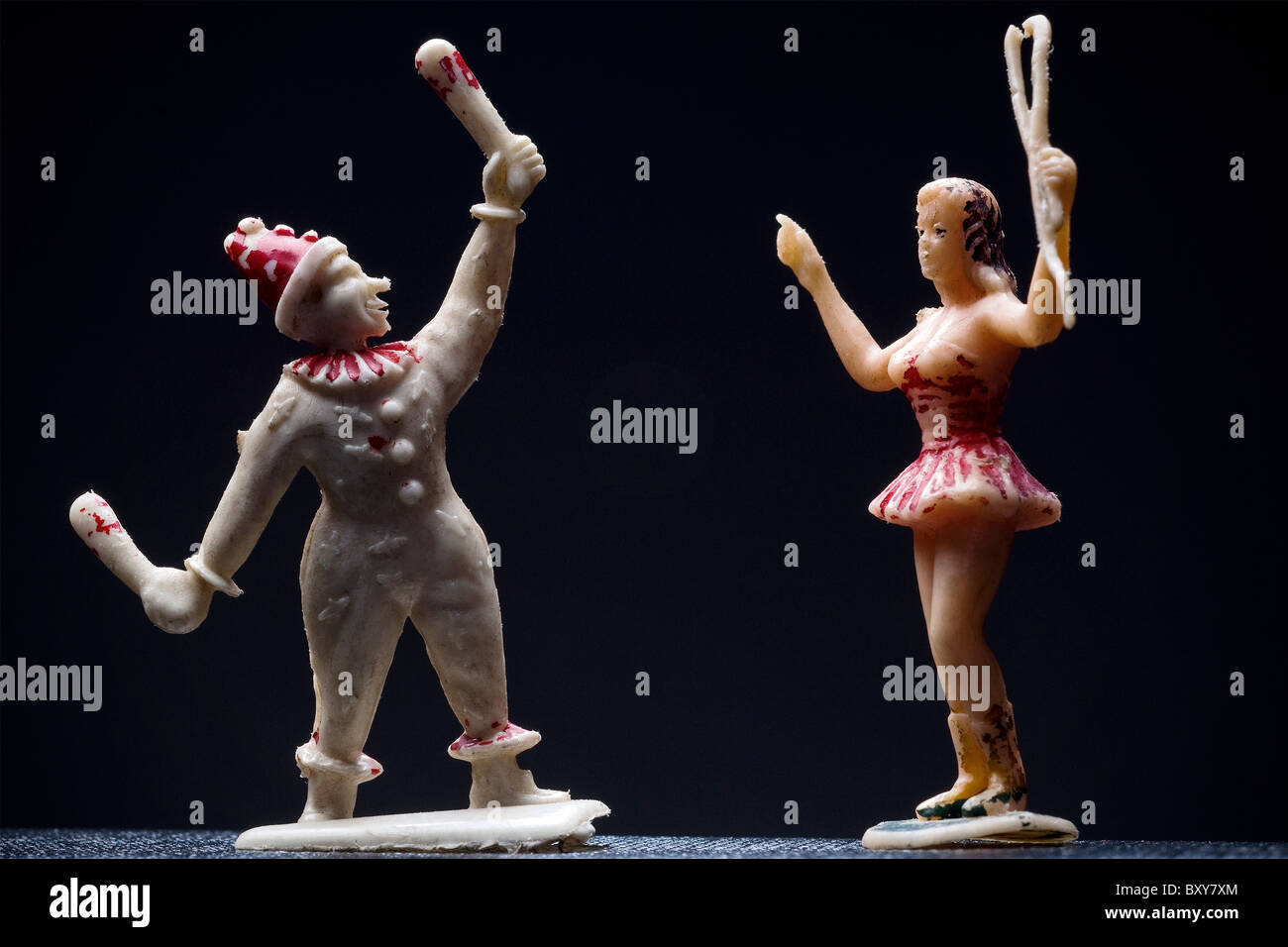 Figurines de cirque - jongleur et un lion tamer - sur un fond sombre Banque D'Images