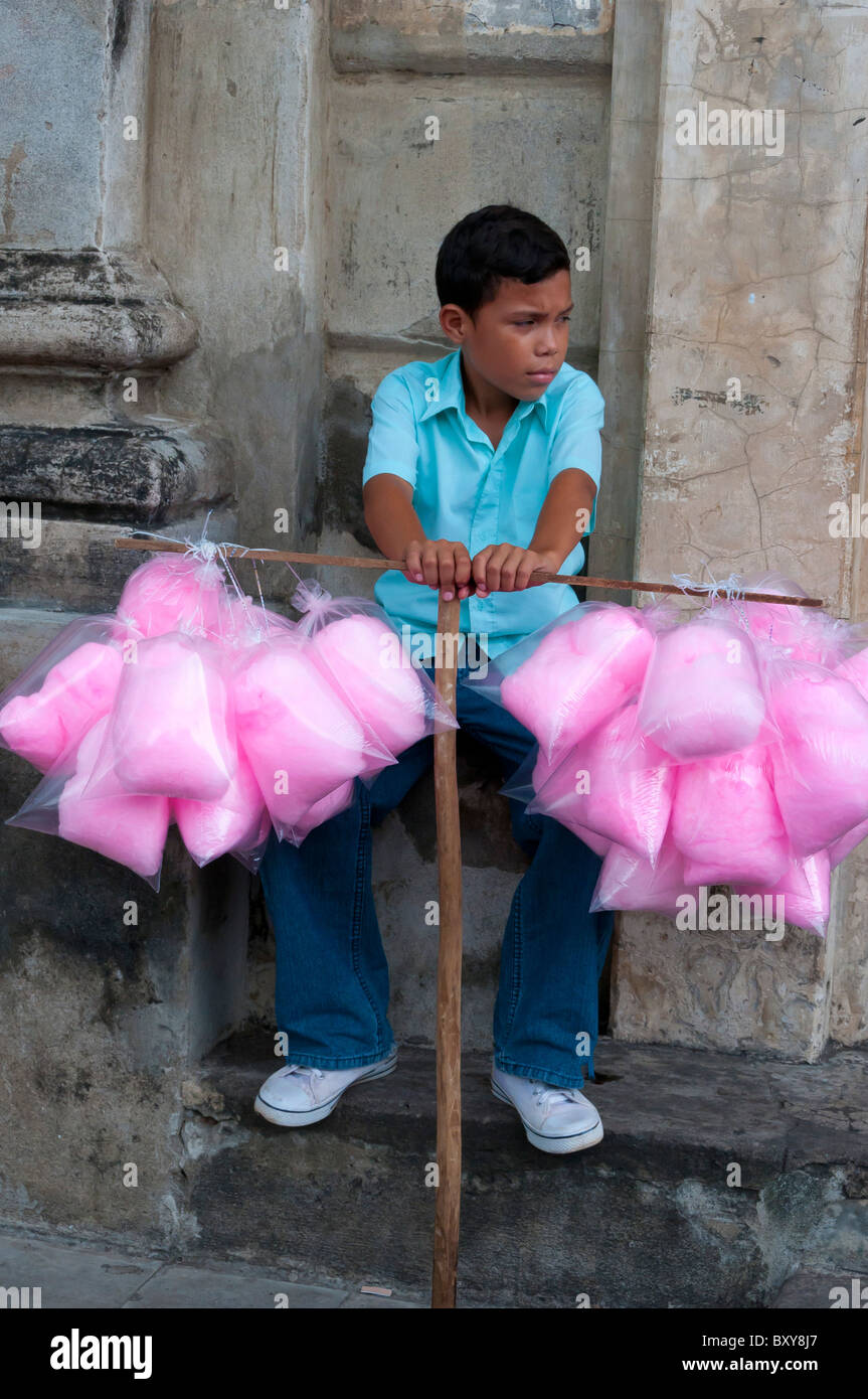 Vente de Barbe rose enfant ville de Leon Nicaragua Photo Stock - Alamy