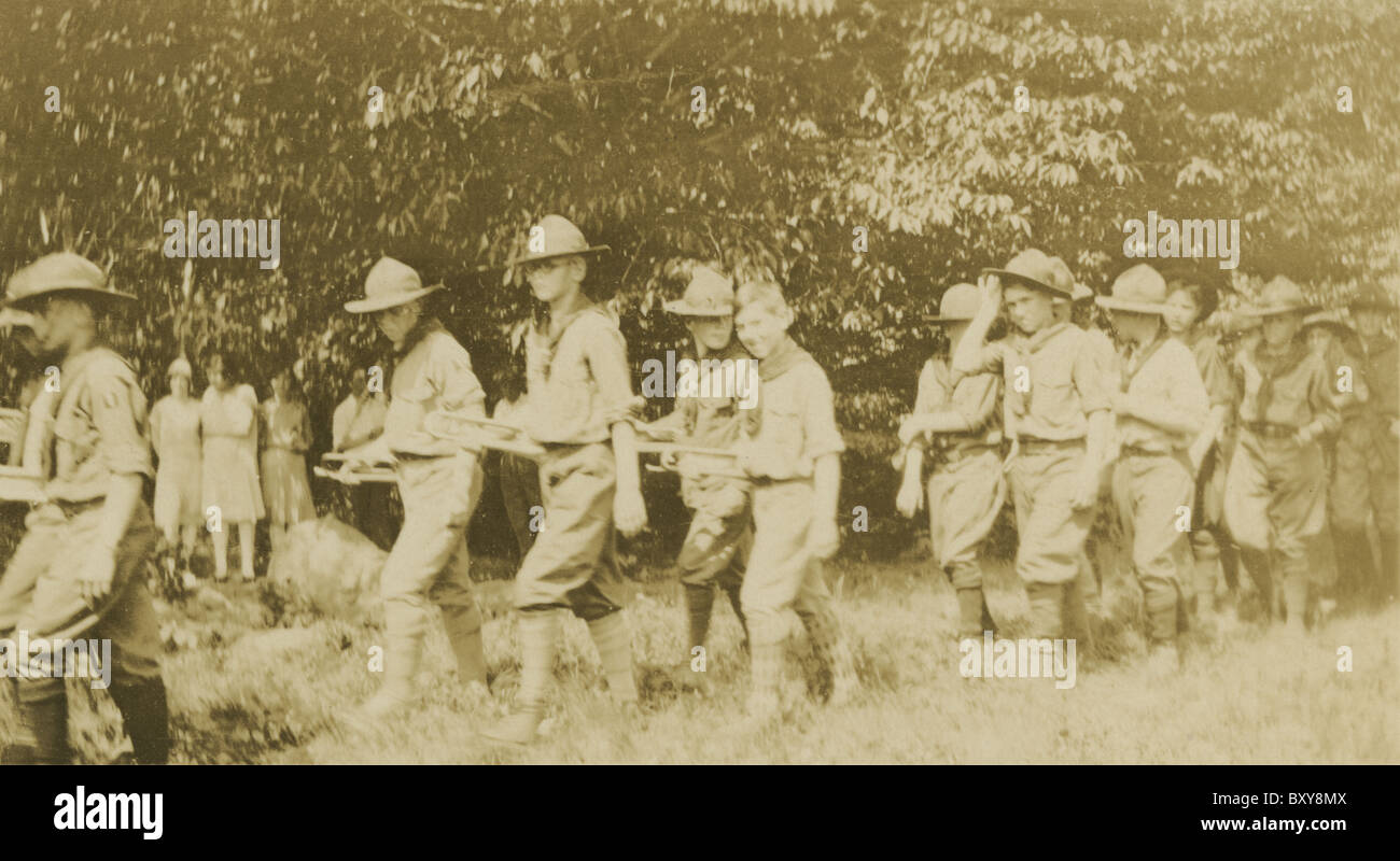 Vers 1927 Boy Scouts of America parade. La région de la Nouvelle-Angleterre, aux États-Unis. Banque D'Images