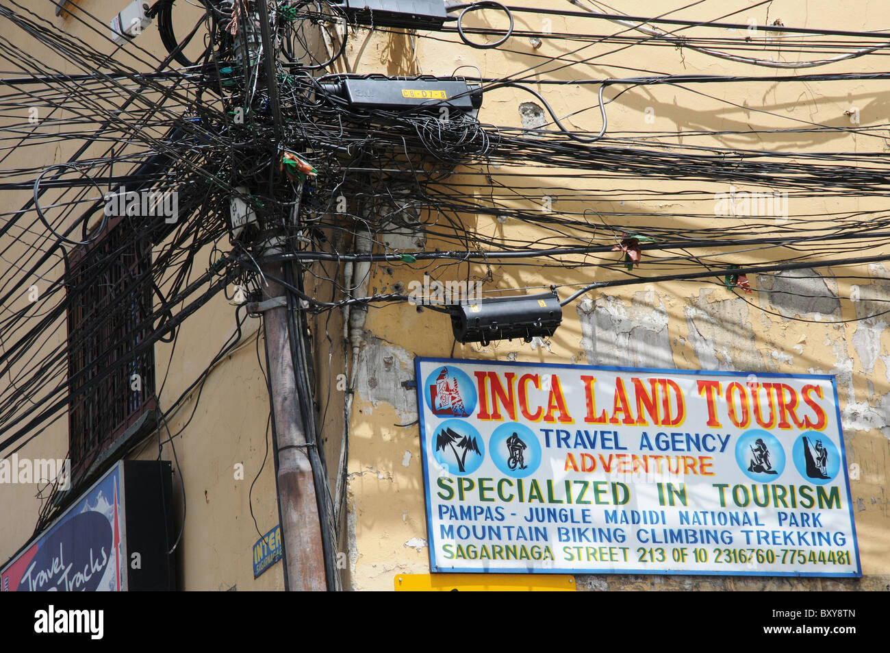 Sans espoir d'un enchevêtrement de câbles téléphoniques à La Paz, Bolivie Banque D'Images