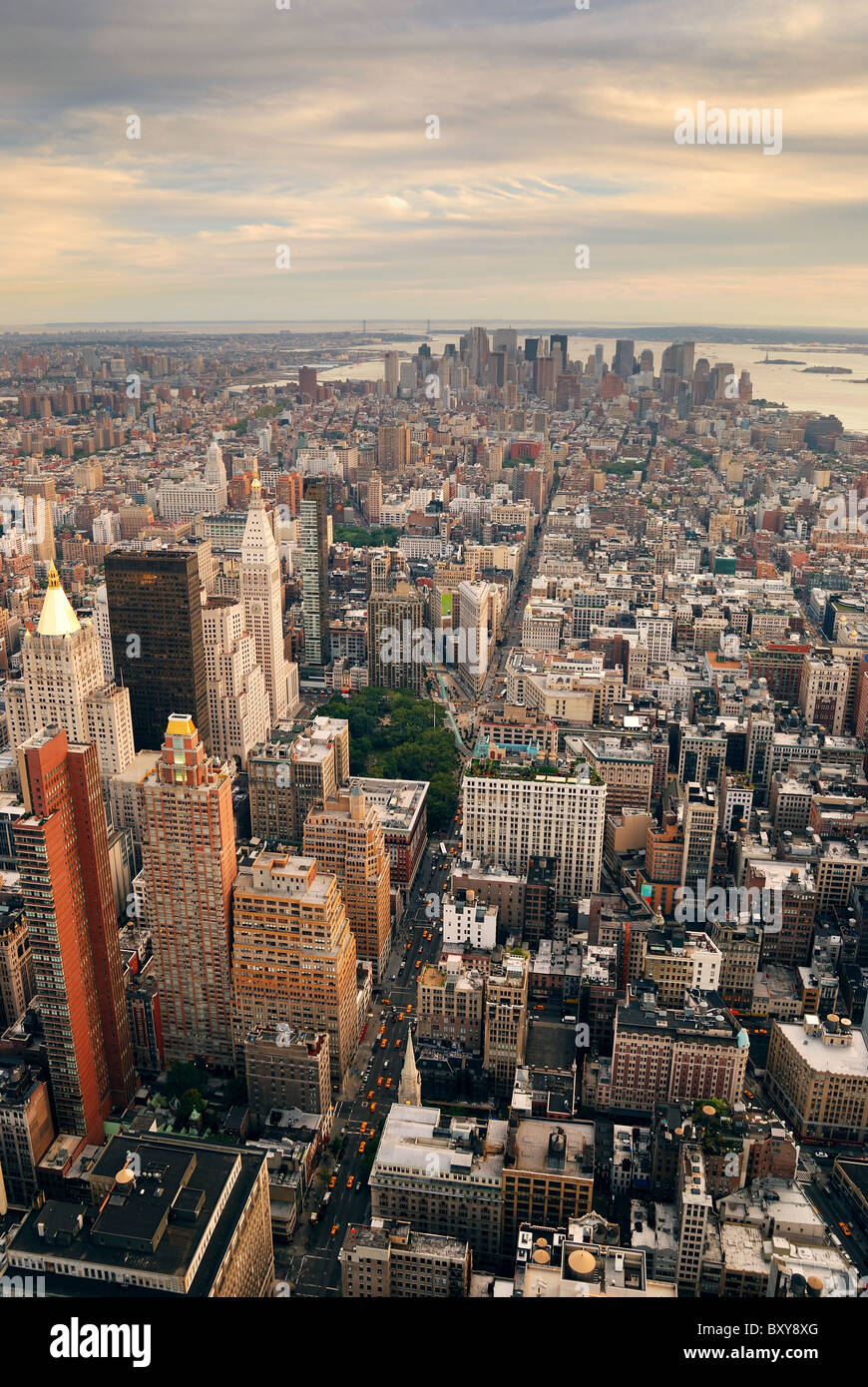 New York City Manhattan skyline coucher du soleil Vue aérienne avec des gratte-ciel de bureaux et l'Hudson. Banque D'Images New York City Manhattan skyline coucher du soleil Vue aérienne avec des gratte-ciel de bureaux et l'Hudson. Banque D'Images