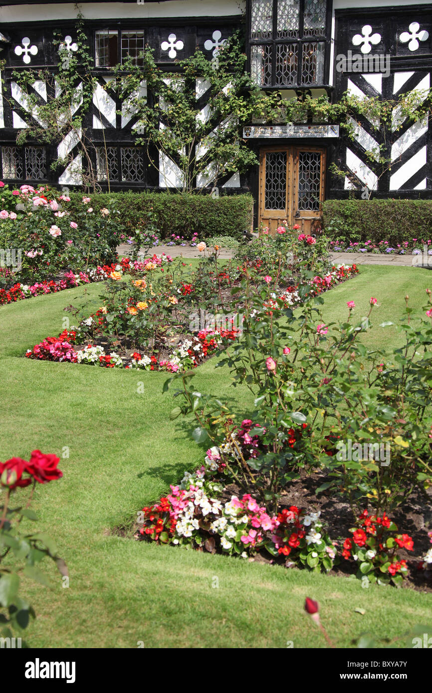 Gawsworth Old Hall, en Angleterre. Vue d'été de le jardin en pleine floraison avec Gawsworth Old Hall en arrière-plan. Banque D'Images