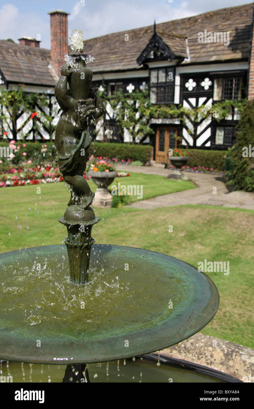 Gawsworth Old Hall, en Angleterre. Vue d'été de le jardin en pleine floraison avec Gawsworth Old Hall en arrière-plan. Banque D'Images