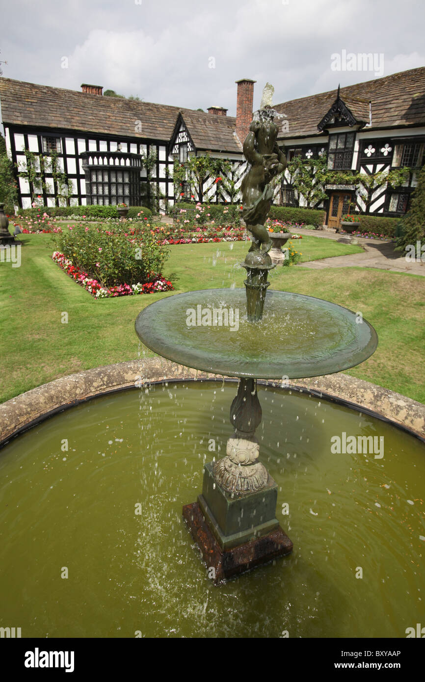 Gawsworth Old Hall, en Angleterre. Vue d'été de le jardin en pleine floraison avec Gawsworth Old Hall en arrière-plan. Banque D'Images