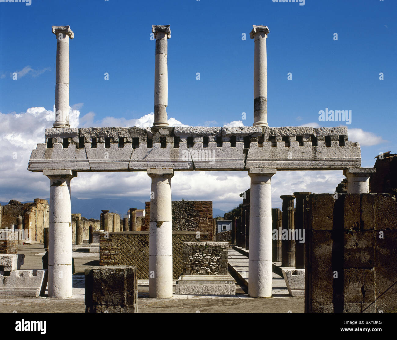 L'art romain de Pompéi. Forum avec chevauchement des deux ordres de colonnes doriques, ioniques et. L'Italie. Banque D'Images