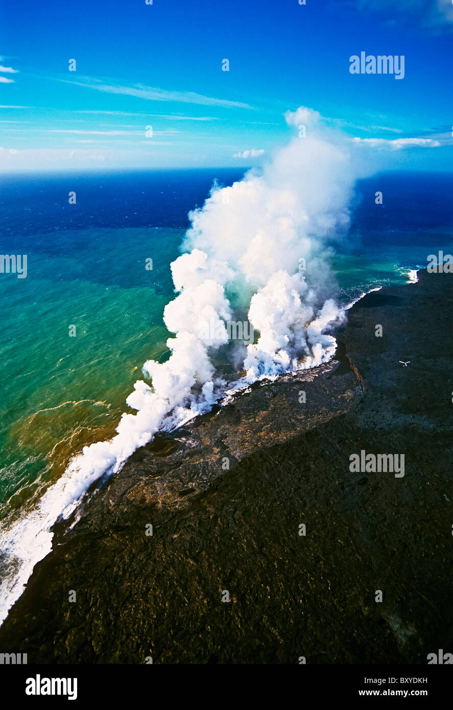 La lave en fusion entre dans l'océan froid, Kilauea Volcano, Hawaii, USA Banque D'Images