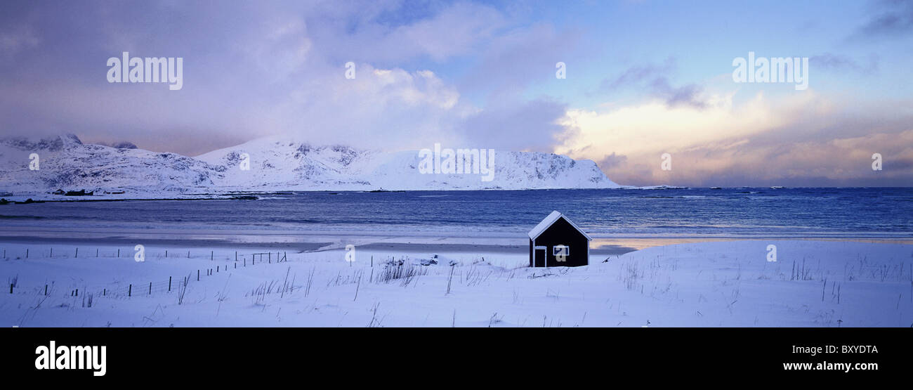 Hut, l'île de Moskenes, Flakstadoya, Lofotens, Norvège Banque D'Images