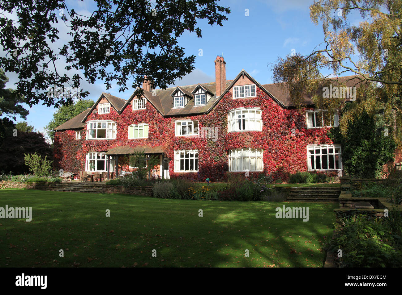 Abbeywood Garden, Cheshire. Vue d'automne de Abbeywood Estate résidence principale. Banque D'Images