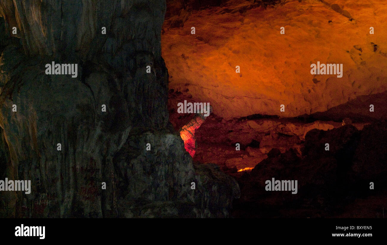 La Caverne Sung Sot (Grotte des surprises), dans la baie d'Halong, un site du patrimoine mondial de l', Vietnam. Banque D'Images