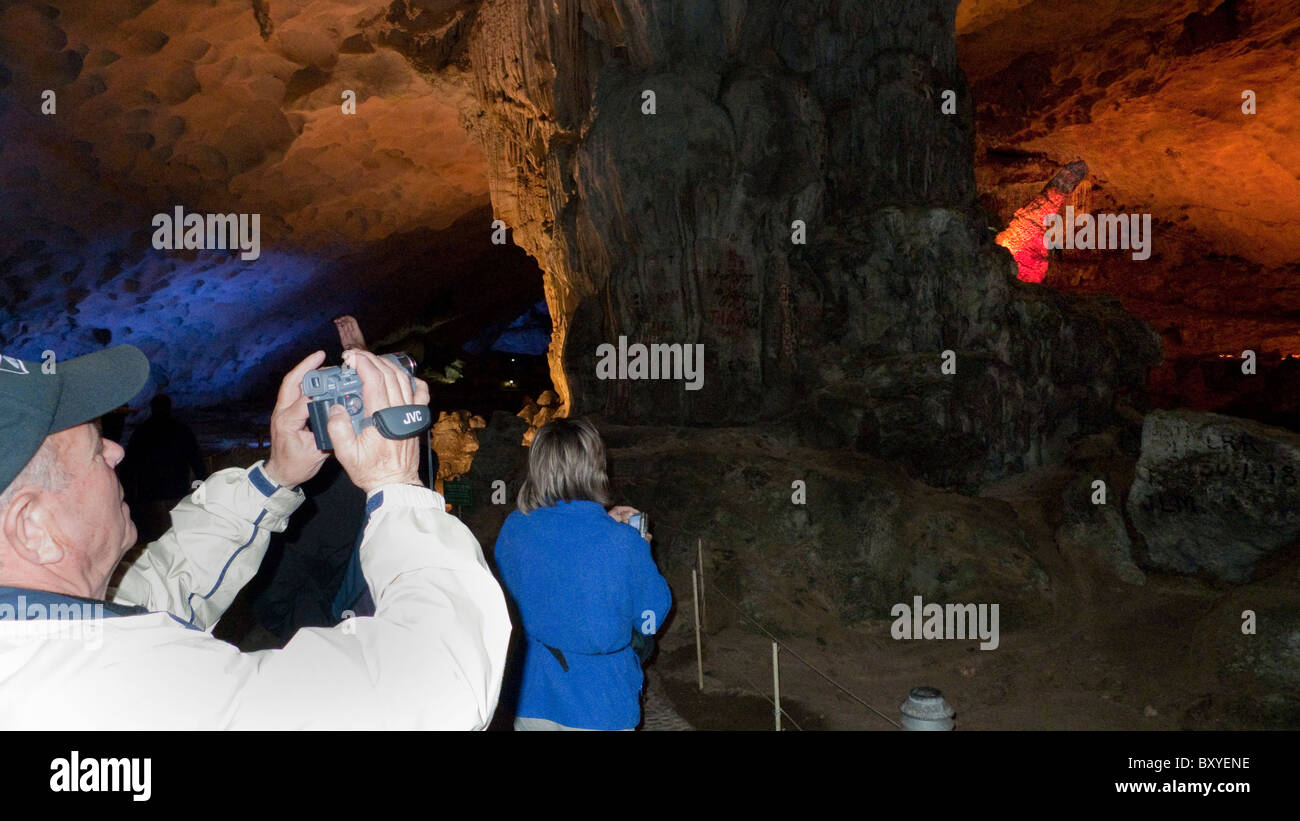 Photographie touristique un symbole phallique, la Caverne Sung Sot (Grotte des surprises), dans la baie d'Halong, un site du patrimoine mondial de l', Vietnam. Banque D'Images