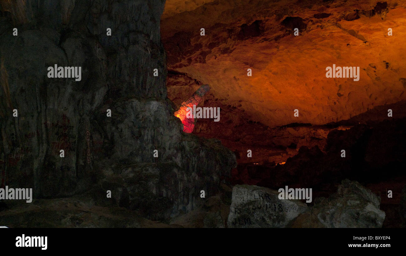 La Caverne Sung Sot (Grotte des surprises), dans la baie d'Halong, un site du patrimoine mondial de l', Vietnam. Banque D'Images