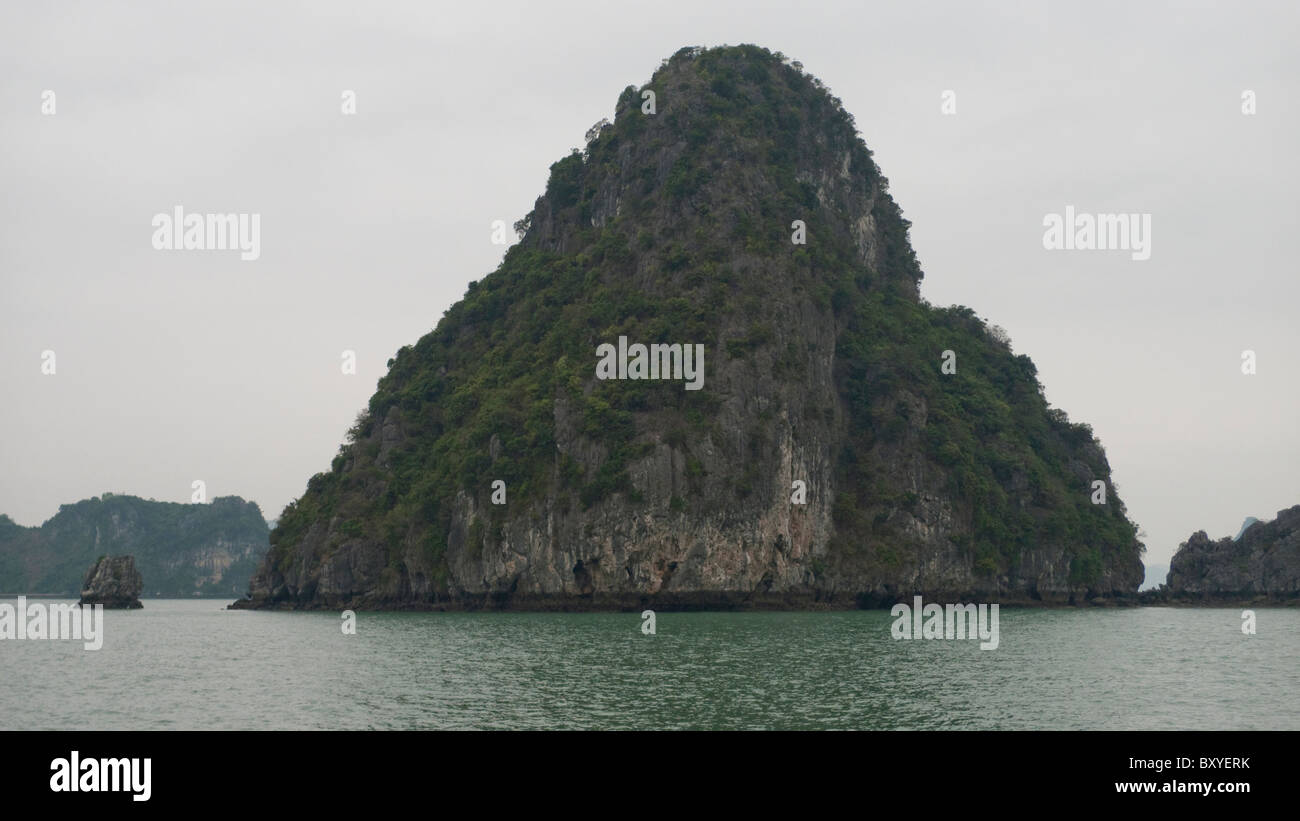 Îles calcaires, la baie d'Ha Long, Quang Ninh, Vietnam Banque D'Images