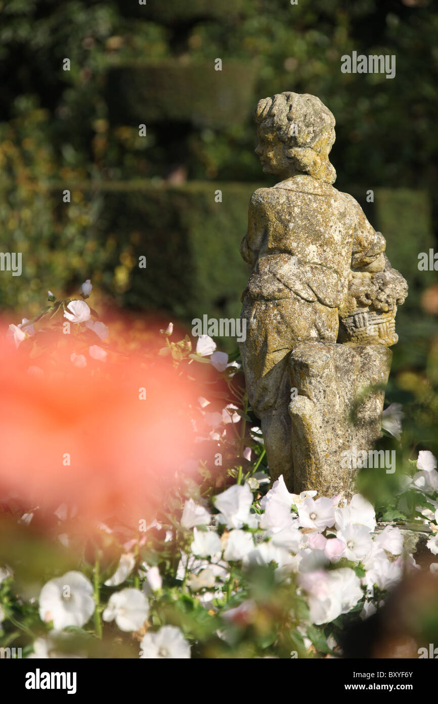 Arley Hall & Gardens, en Angleterre. Automne précoce de la statue située dans le Jardin du Pavillon Arley Hall. Banque D'Images