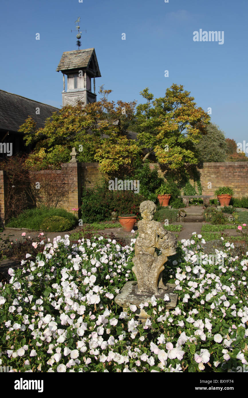 Arley Hall & Gardens, en Angleterre. Vue d'automne Arley Hall Pavillon Jardin avec la tour de l'horloge en arrière-plan. Banque D'Images