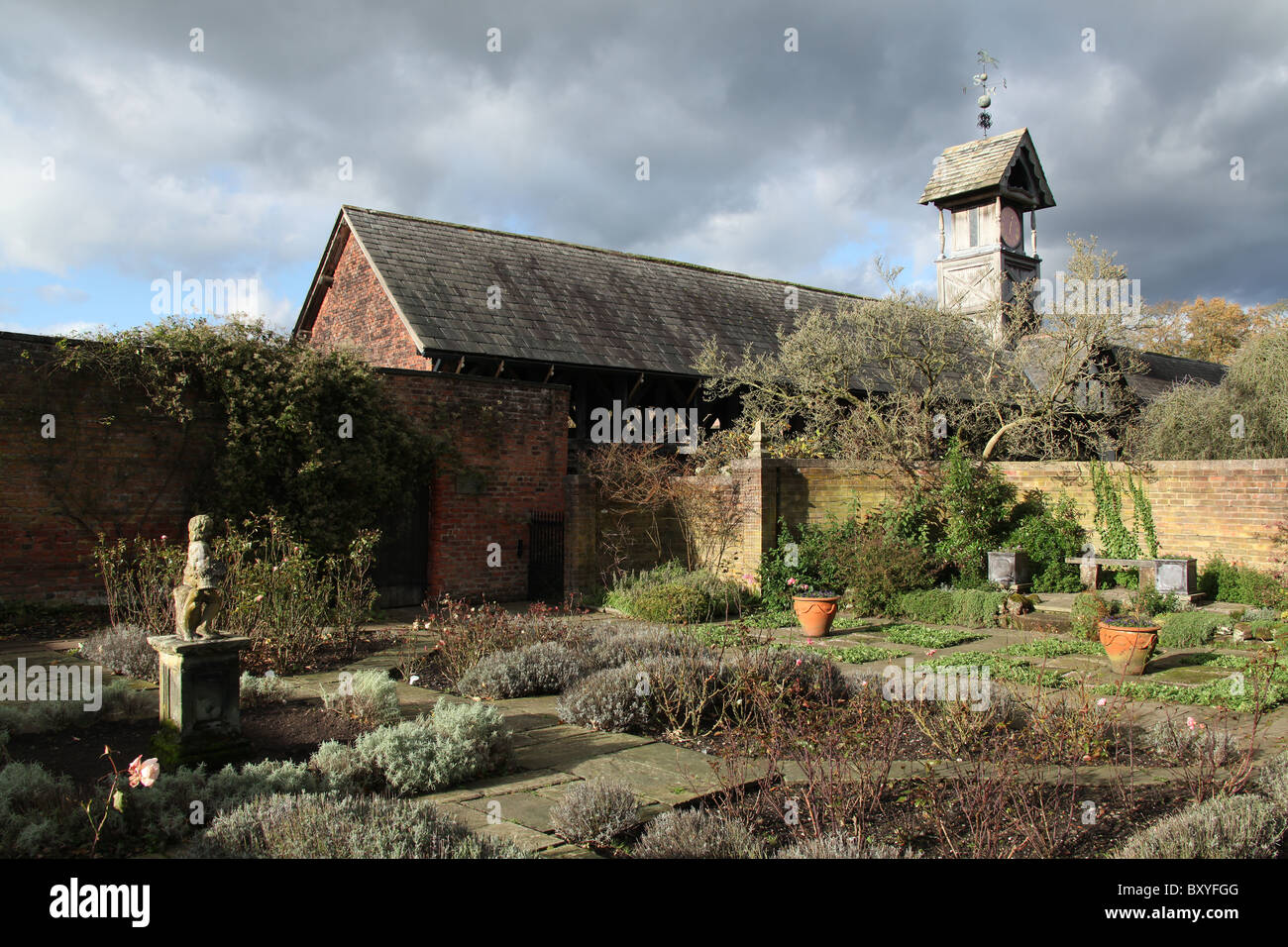 Arley Hall & Gardens, en Angleterre. Vue d'automne Arley Hall Pavillon Jardin avec la tour de l'horloge en arrière-plan. Banque D'Images