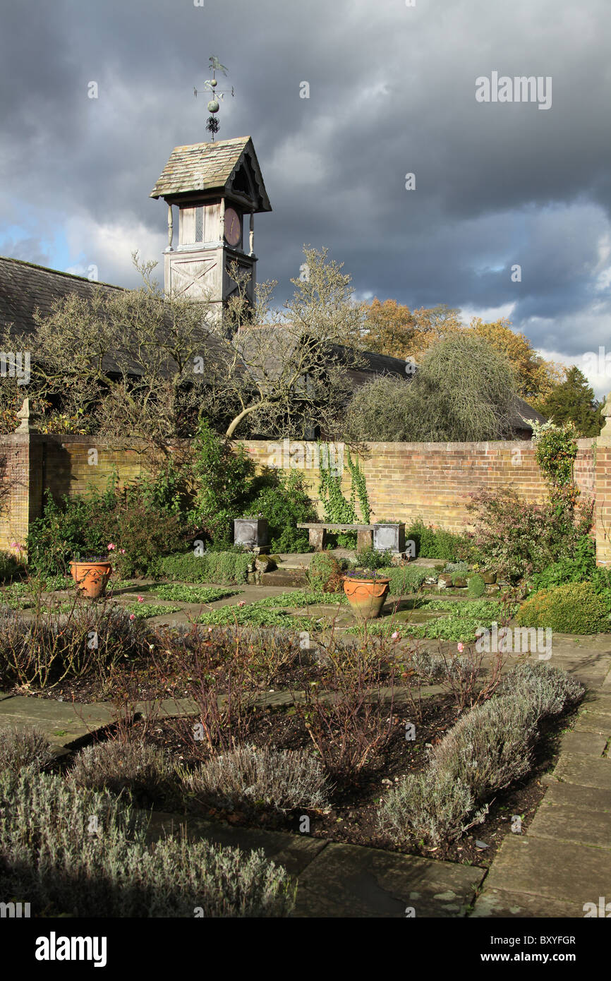 Arley Hall & Gardens, en Angleterre. Vue d'automne Arley Hall Pavillon Jardin avec la tour de l'horloge en arrière-plan. Banque D'Images