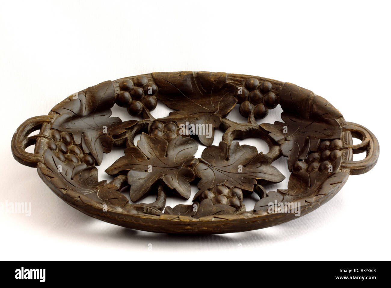 Bol en bois sculpté, qu'on croit être d'origine allemande. Banque D'Images