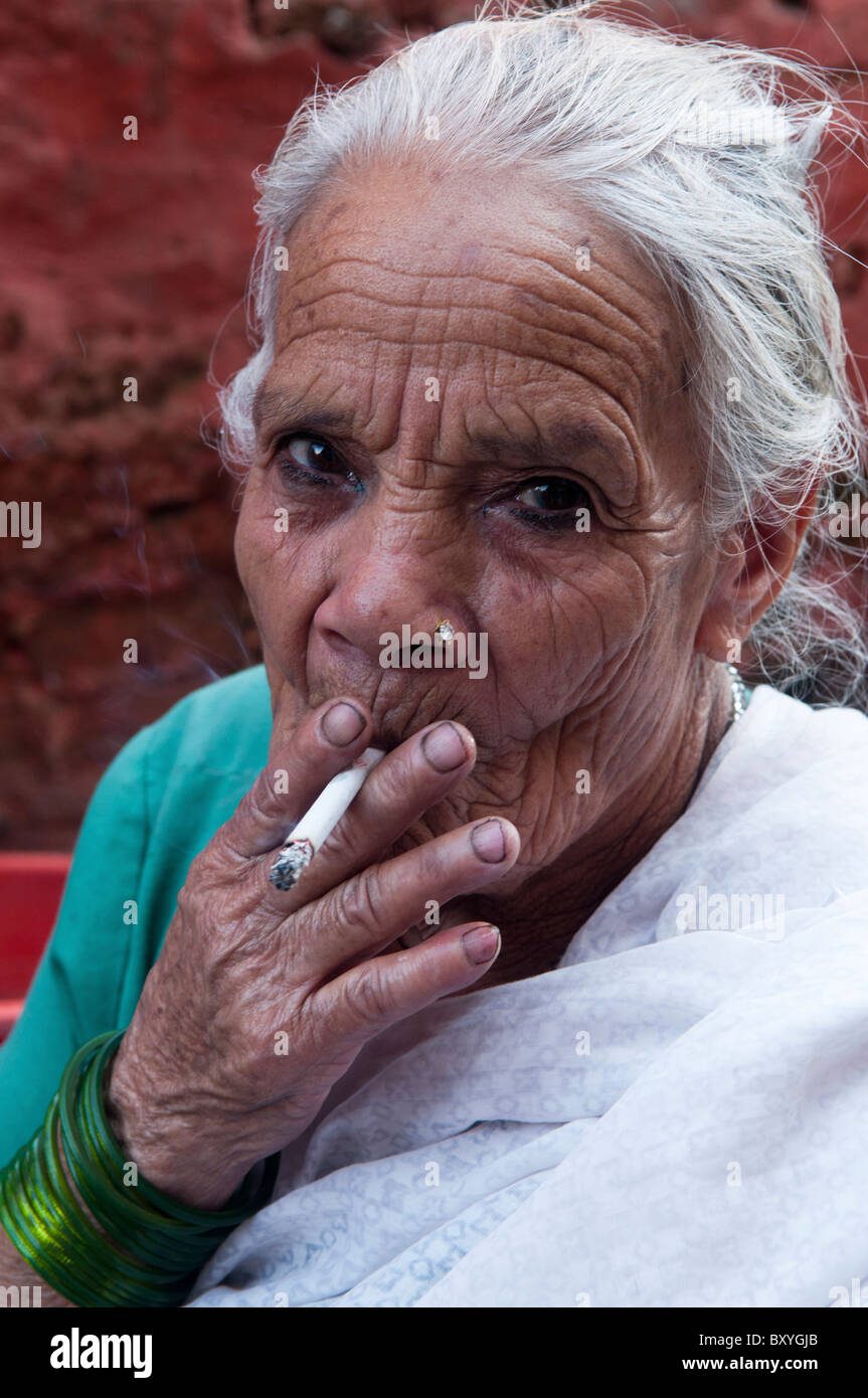 Vieille Femme fumant à Katmandou, Népal Banque D'Images