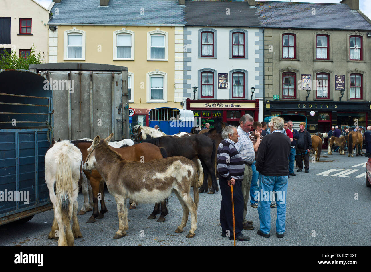 Foire aux chevaux dans la région de Market Square à Kilrush, comté de Clare, Irlande. Pour les sections locales traditionnelles et les voyageurs de commerce de chevaux et ânes Banque D'Images