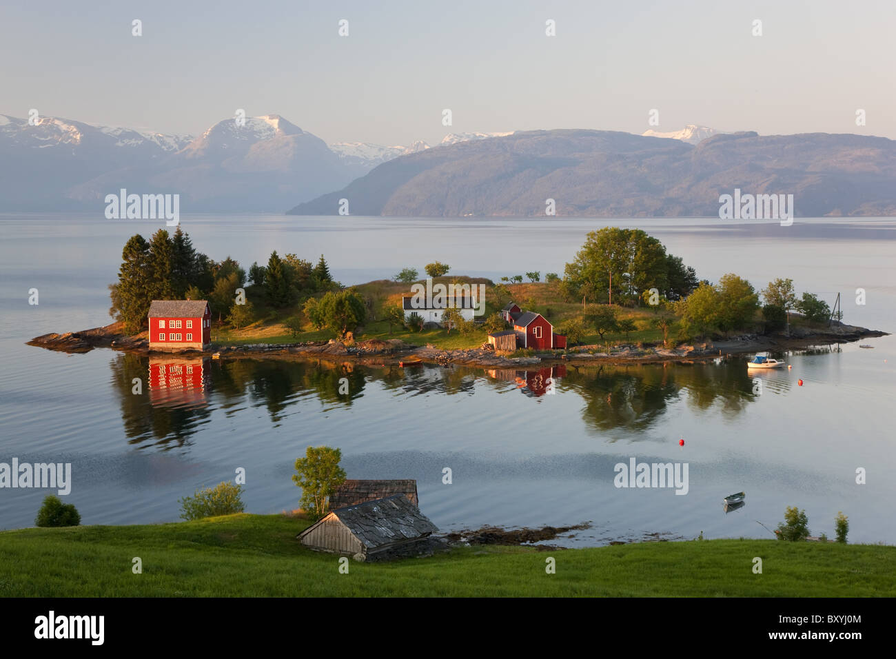 Petite île de Hardangerfjorden nr Bergen, Fjords Ouest, Norvège Banque D'Images