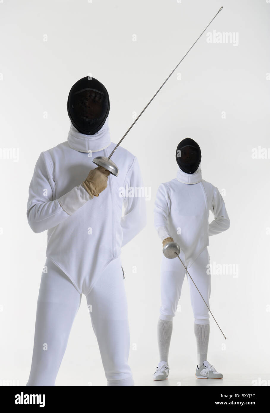 Portrait de studio de fencer holding fencing foil Banque D'Images